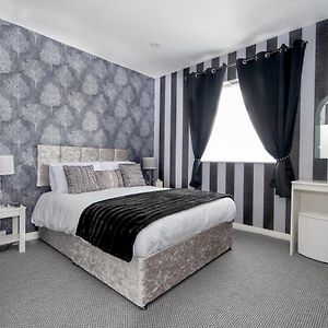 Deluxe Double Room Shower